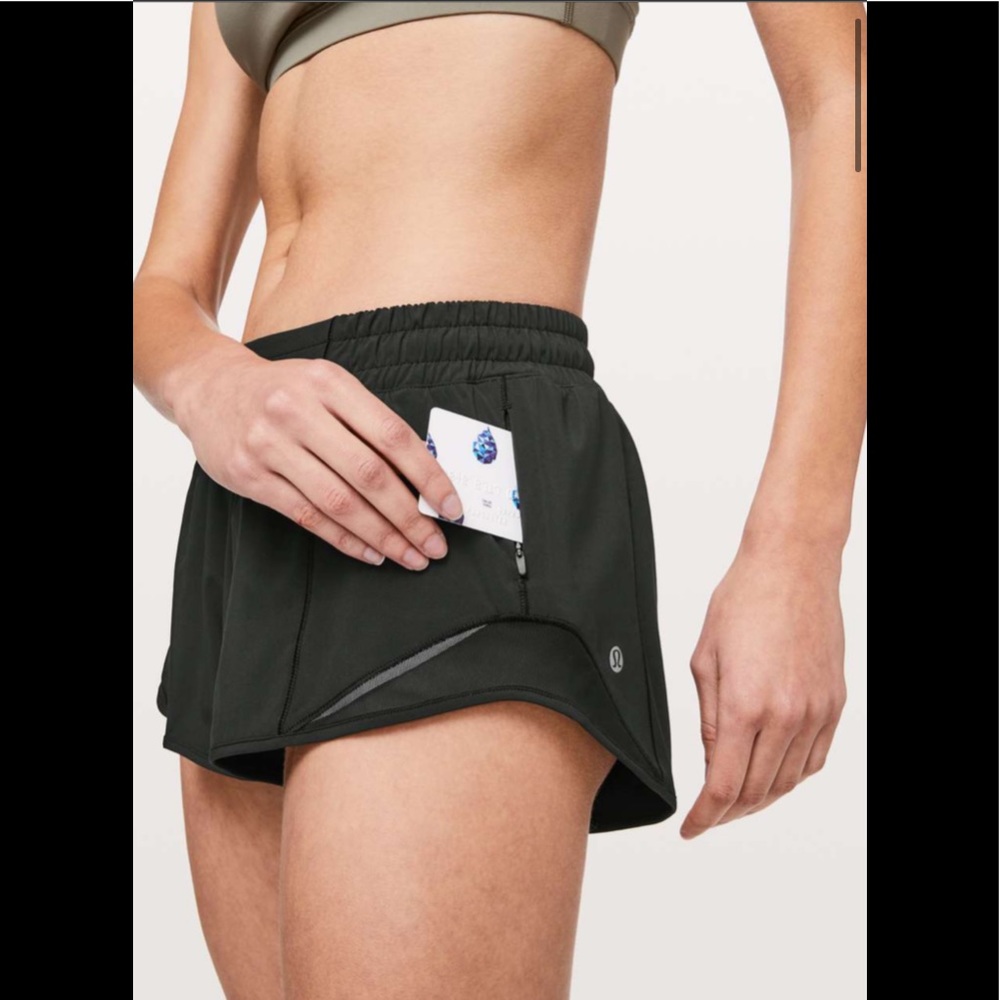 Lululemon Hotty Hot Short II *2.5"
Black